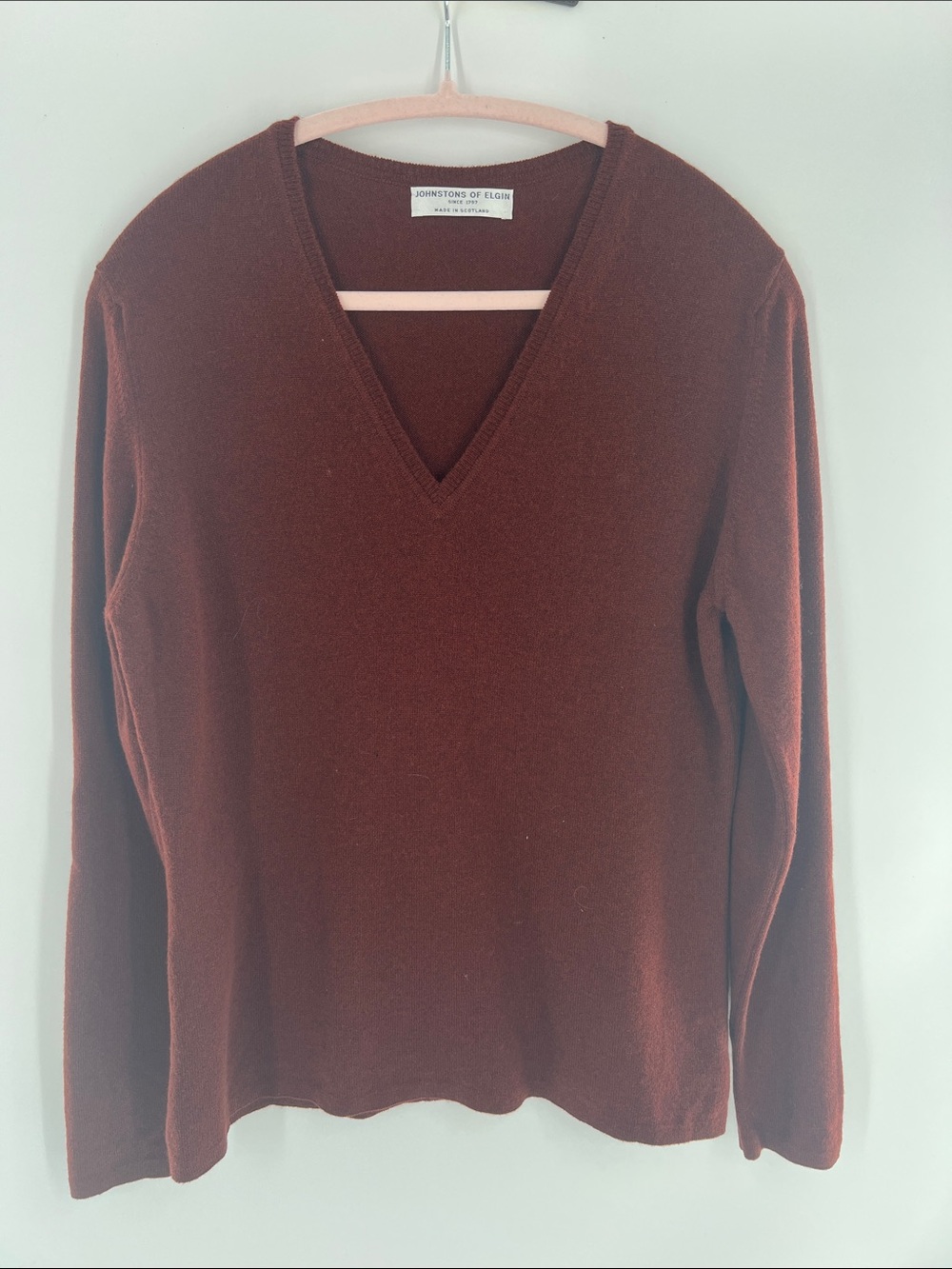Johnstons of Elgin Women's Cashmere V-Neck Sweater Brick Red L
